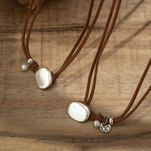 Bohemiskt choker-set i läder med silverhänge Brun och silver