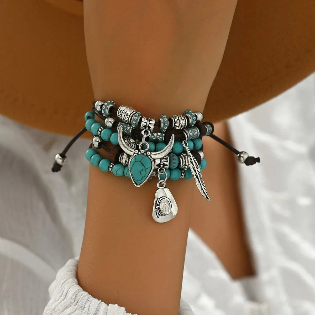 Boho Läderarmband med Turkosa Pärlor och Berlocker Stil turkos