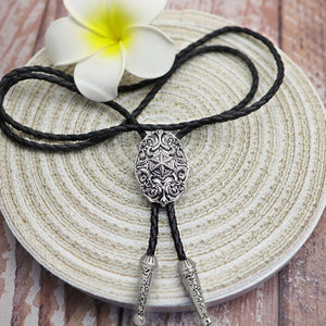 Bolo tie i läder med ovalt graverat hänge i antiksilver Silver