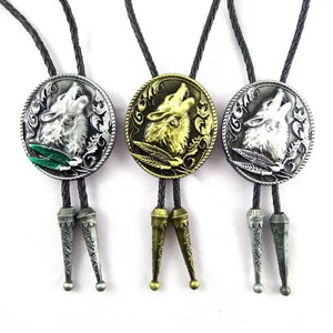 Bolo tie i läder med vargmotiv i antik stil