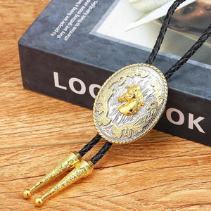 Bolo tie i silver och guld med hästmotiv Guld