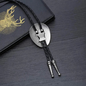 Bolo tie i silverfärgad björntassdesign med ädelstenslook