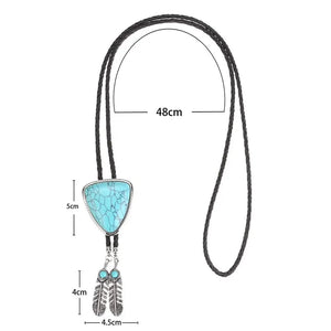 Bolo tie i triangelform med fjäderdetalj och natursten