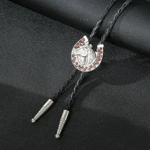 Bolo tie med hästhuvud och glittrande hästsko