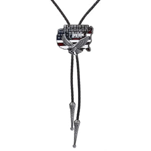 Bolo tie med örn- och flaggmotiv i metall Flerfärgad