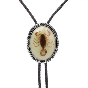 Bolo tie med skorpion och agat i oval design Beige