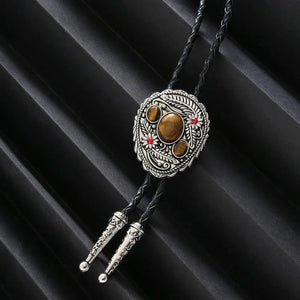 Bolo tie med snidade detaljer och naturlig sten