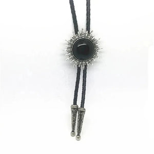 Bolo tie med solinspirerad medaljong i naturglas