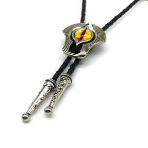 Bolo tie med totemdesign och färgad glassten
