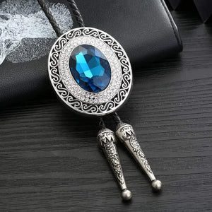 Bolo tie rund med blå rhinestone och flätad läderrem