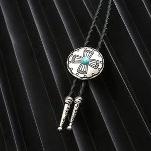 Bolo tie rund med korsdetalj och sten