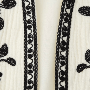 Broderad Dam Väst med Blommönster Svartvit Vintage Crop