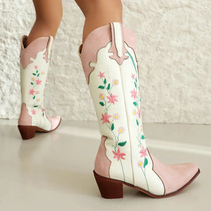 Broderade cowboyboots i rosavit nyans med blommönster
