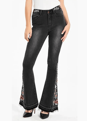 Broderade svarta flare jeans med blommönster