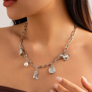 Chunky guldhalsband och armband med western-berlocker