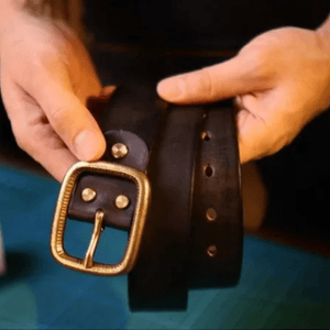Cowboybälte i Äkta Läder med Vintage Mässingsspänne