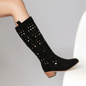 Cowboyboots i mocka med utskuret mönster och rund tå