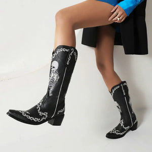 Cowboyboots med broderad skelettdesign och chunky klack