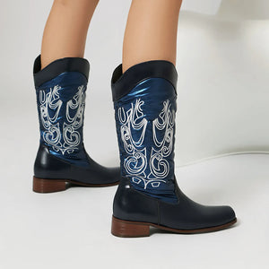 Cowboyboots med elegant broderi och glansig yta