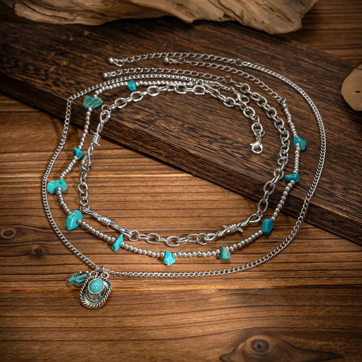 Set med tre silverfärgade westernhalsband med turkos Silver