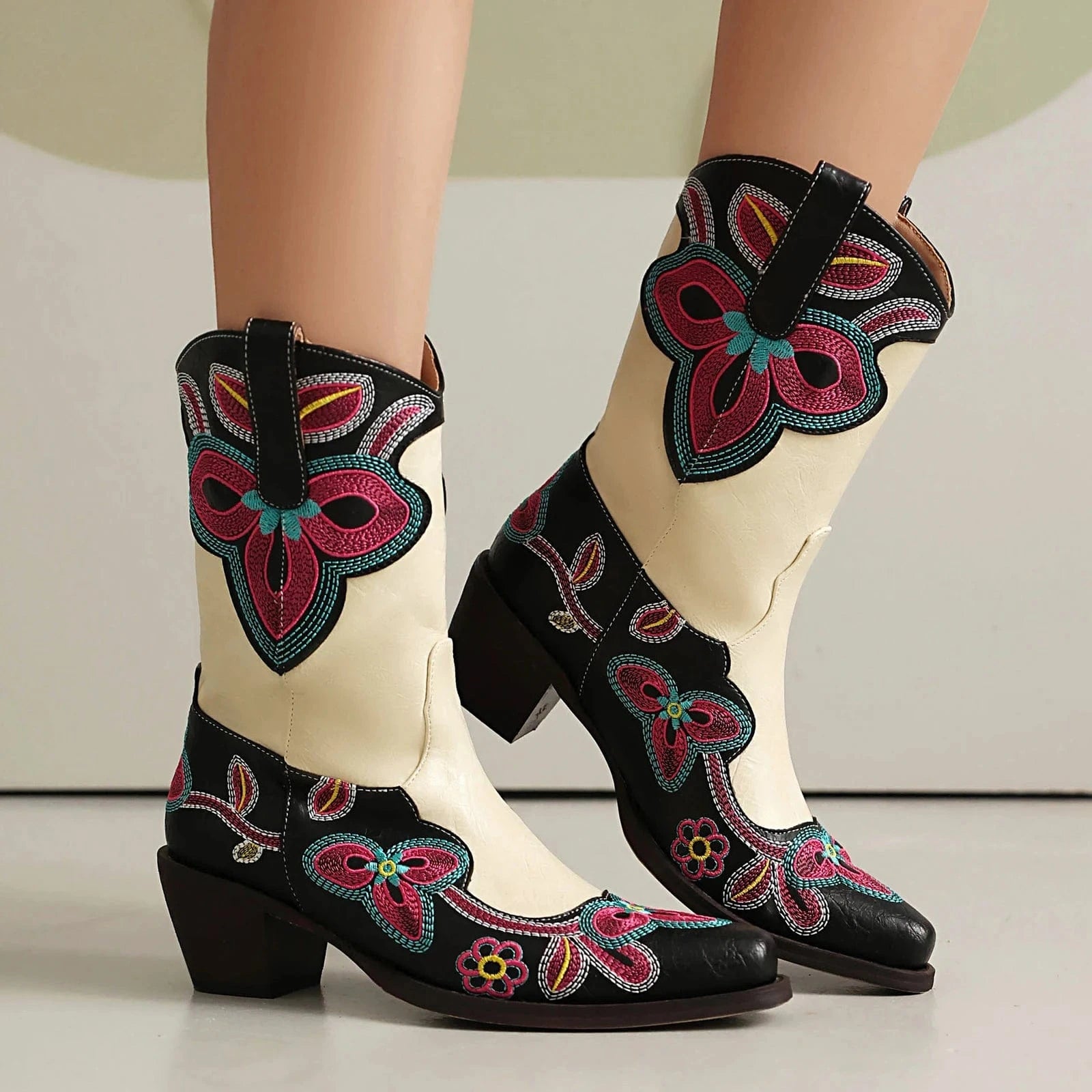 Tvåfärgade Höga Cowboyboots med Blommigt Broderi för Dam
