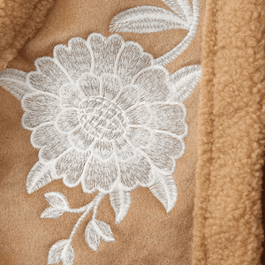 Beige Teddyväst med Vita Broderier