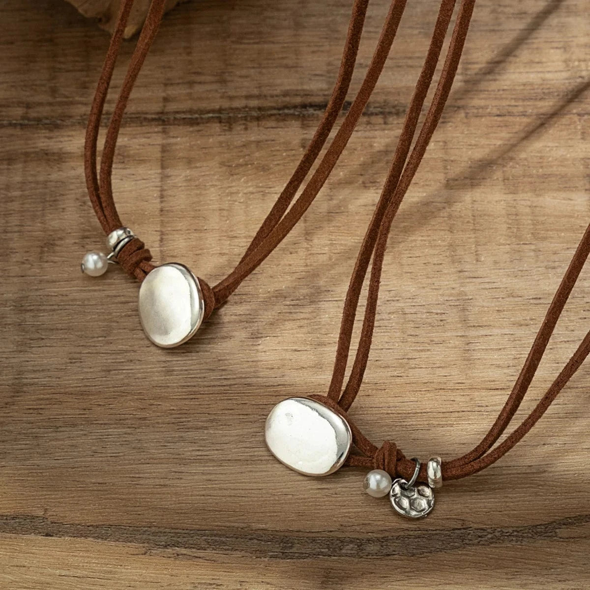Bohemiskt choker-set i läder med silverhänge Brun och silver
