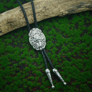 Bolo tie i läder med ovalt graverat hänge i antiksilver Silver