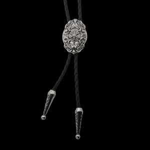 Bolo tie i läder med ovalt graverat hänge i antiksilver Silver