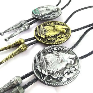 Bolo tie i läder med vargmotiv i antik stil