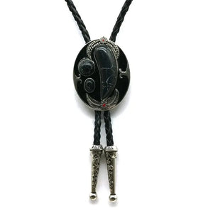 Bolo tie i svart läder med ovalt hänge och natursten