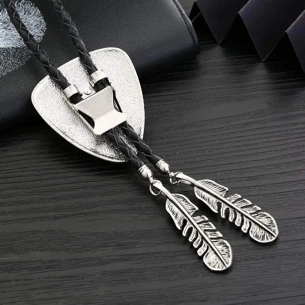 Bolo tie i triangelform med fjäderdetalj och natursten