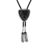 Bolo tie i triangelform med fjäderdetalj och natursten Svart