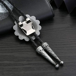 Bolo tie med dödskalle och solrosmönster Svart och silver