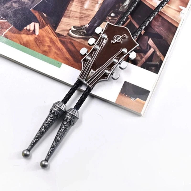 Bolo tie med gitarrhuvud i metall och läderrem