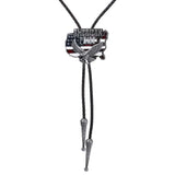 Bolo tie med örn- och flaggmotiv i metall Flerfärgad
