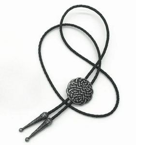 Bolo tie med retroinspirerat keltiskt mönster Svart