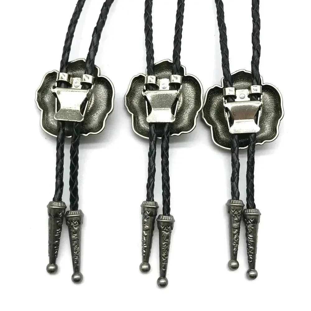Bolo tie med rosformad medaljong och kristallsten