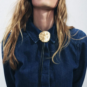 Bolo tie med rosrelief
