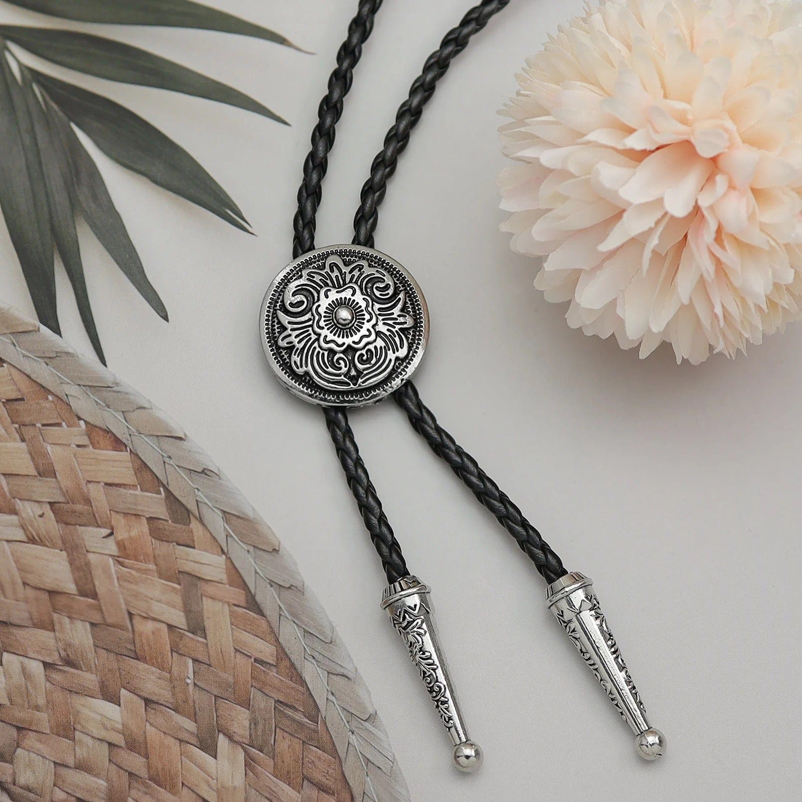 Bolo tie med rund blommönstrad silvermedaljong Silver
