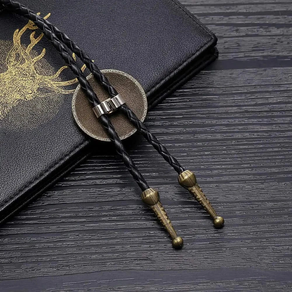 Bolo tie med rund medaljong och blomgravyr Guld