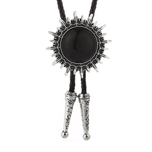 Bolo tie med solinspirerad medaljong i naturglas Svart