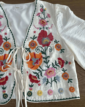 Broderad blus med blommor