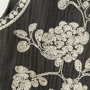Broderad Dam Väst med Blommönster Svartvit Vintage Crop
