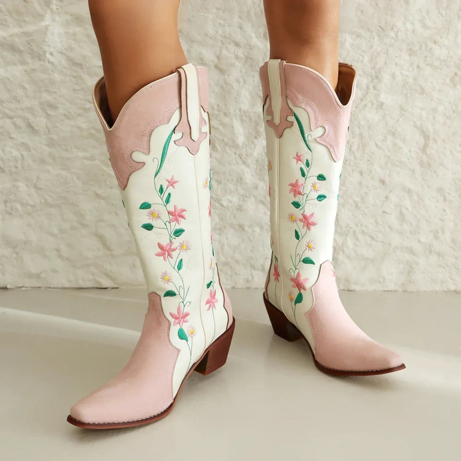 Broderade cowboyboots i rosavit nyans med blommönster