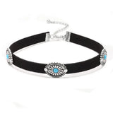 Choker i läder med turkos conchos Svart