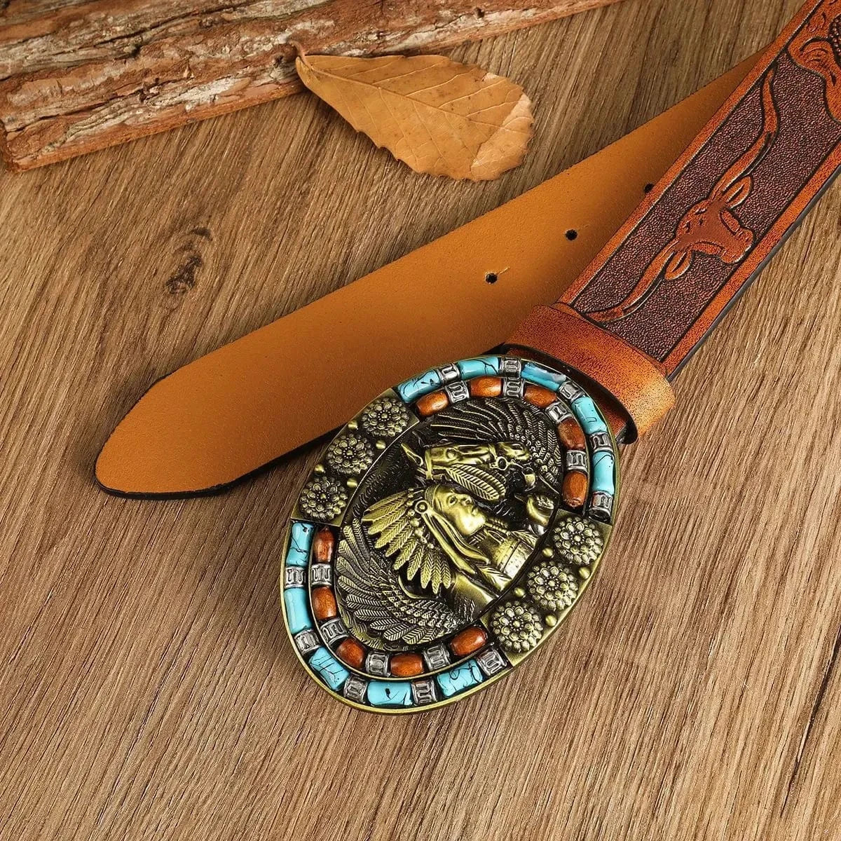 Cowboybälte i bohemisk stil med turkosa detaljer och snidade blommönster