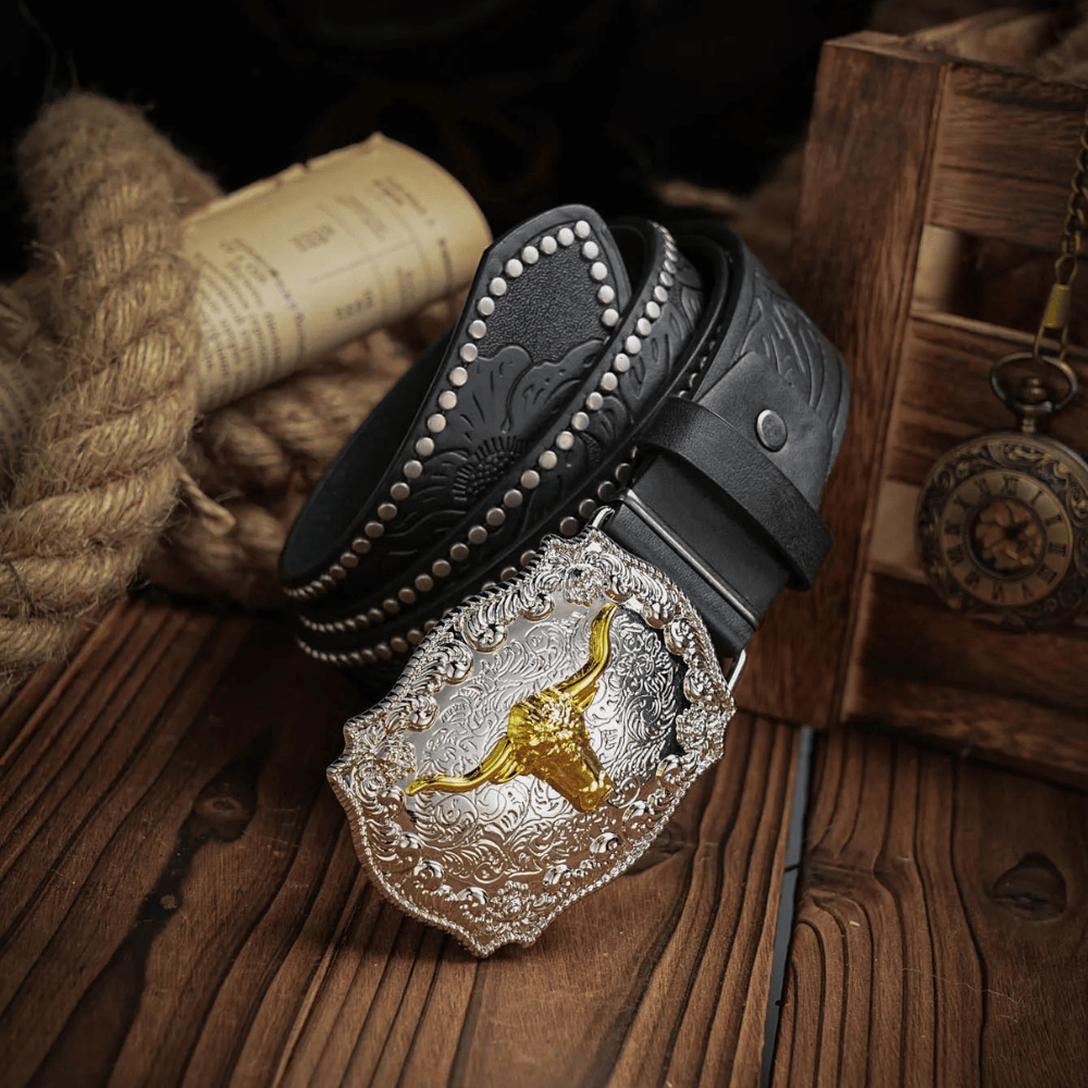 Cowboybälte med gyllene tjurhuvud