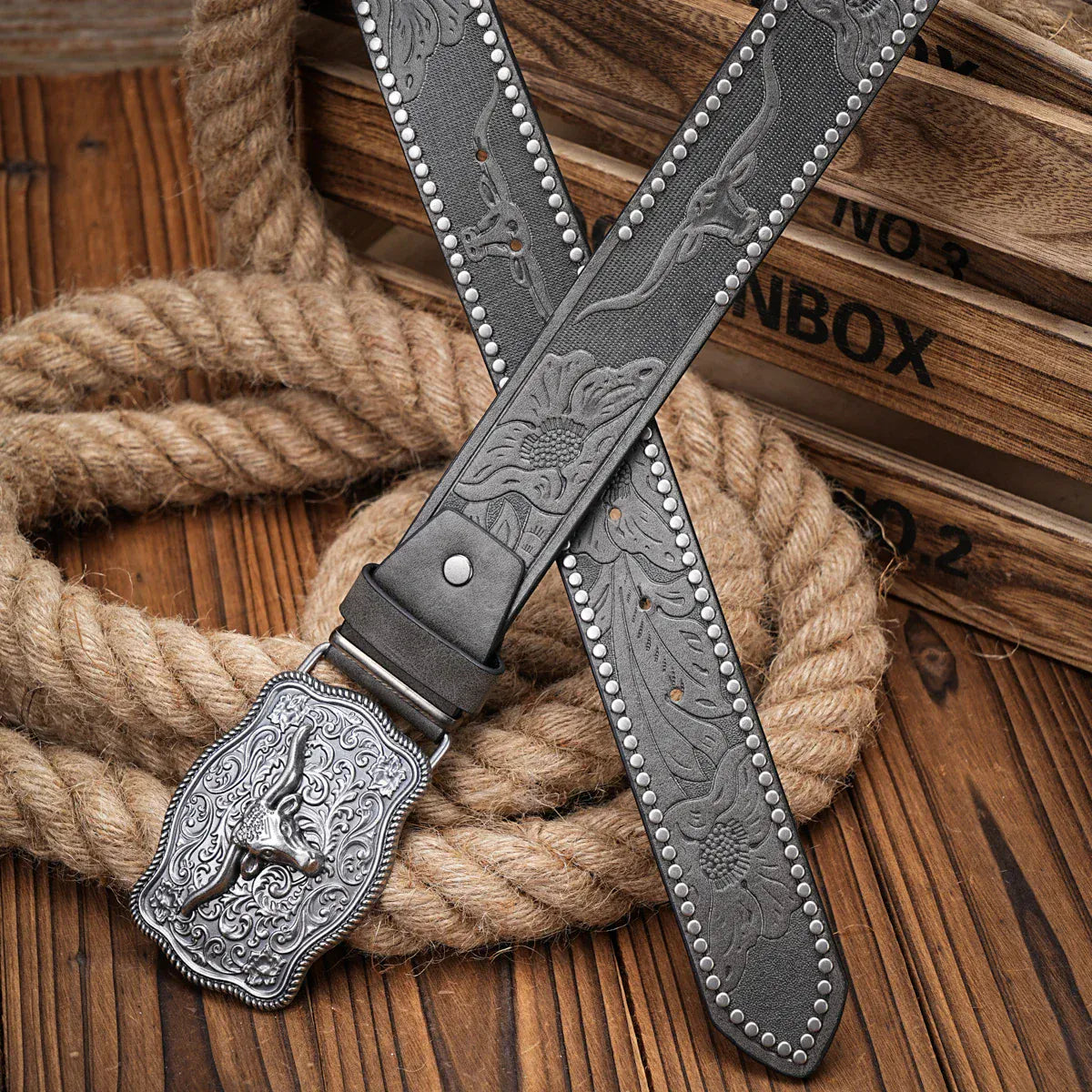 Cowboybältet med graverat longhornsspänne