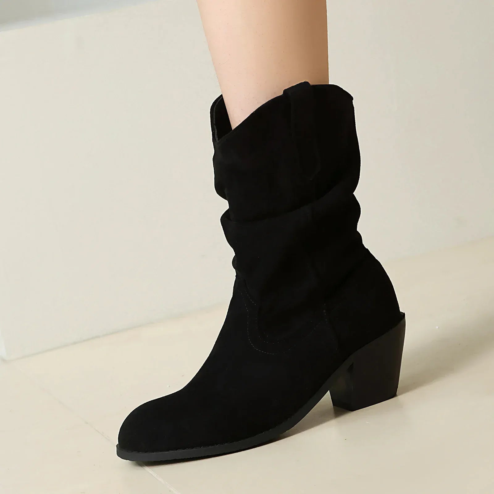 Cowboyboots i mjuk mocka med rynkad skaftdesign